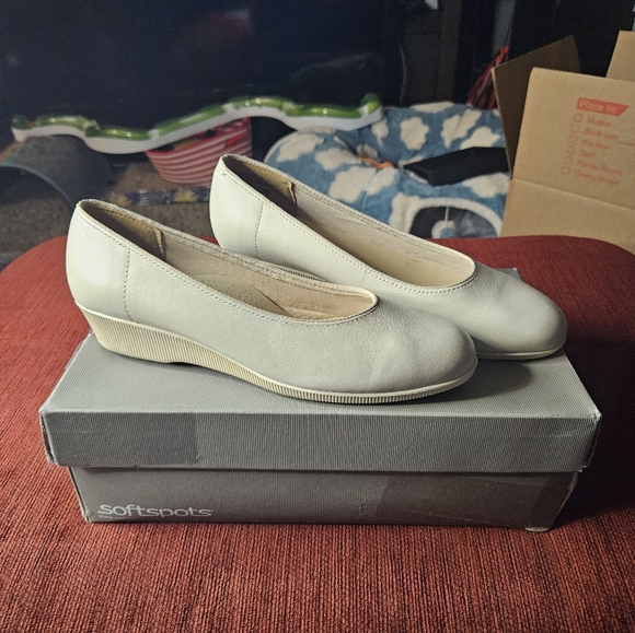Softspots Women Size 9.5 Taupe Stephanie Comfort Shoes Leather Slip On Wedges - Picture 1 of 7